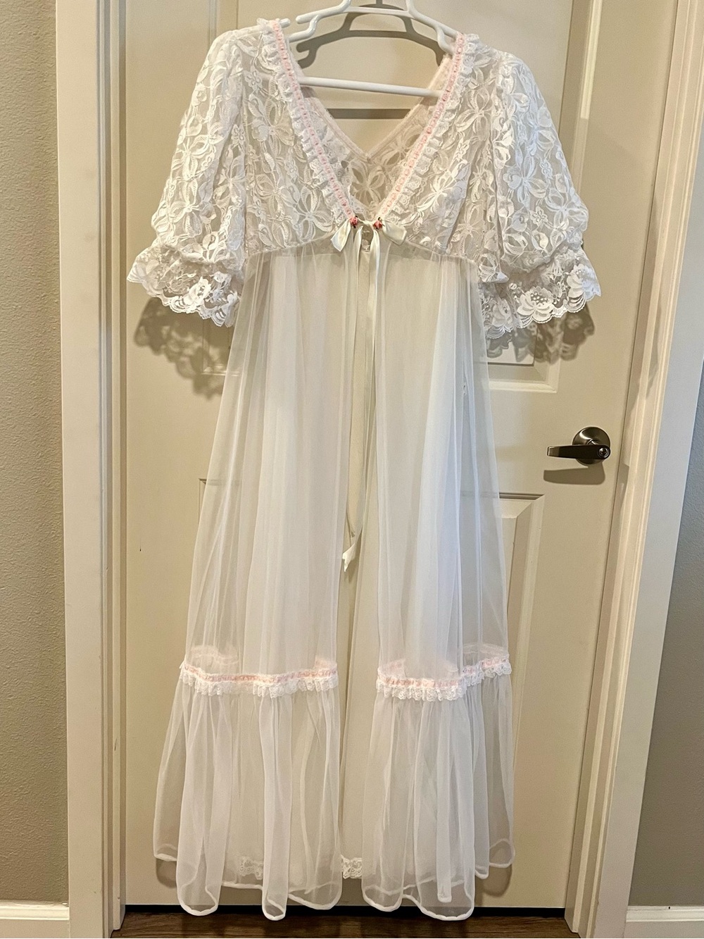Vintage 60s white Lacy Tosca Peignoir Nightgown Robe size Medium